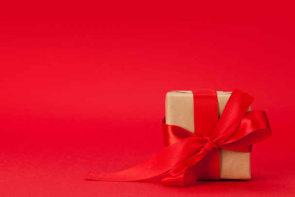 Ystävänpäivä lahjapaketti punaisella taustalla kopioi tilaa tervehdyksillesi
 - Valokuva, kuva