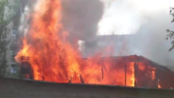 pożarowy budynek przemysłowy i mgła dymny strażak strzelanie z wysokości panoramiczny widok z góry latające powietrze - Materiał filmowy, wideo