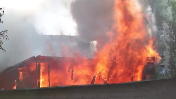 brand industrieel gebouw en mist rook brandweerman schieten van een hoogte panoramische bovenaanzicht vliegende lucht - Video