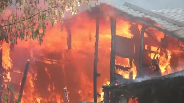 Feuer Industriegebäude und Nebel Rauch Feuerwehrmann Schießen aus der Höhe Luftaufnahme von oben fliegende Luft - Filmmaterial, Video