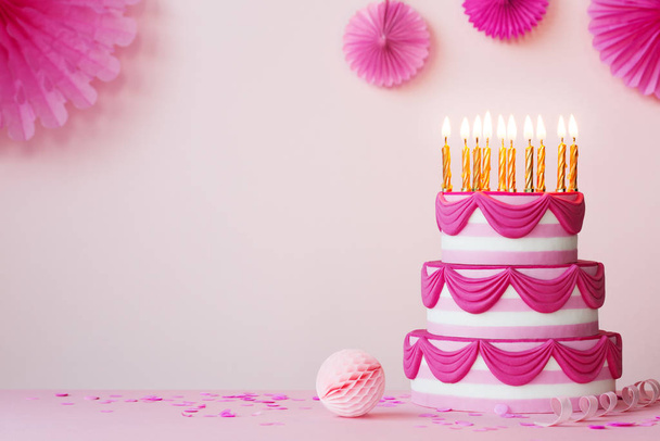 Fête d'anniversaire avec gâteau à plusieurs niveaux rose
 - Photo, image
