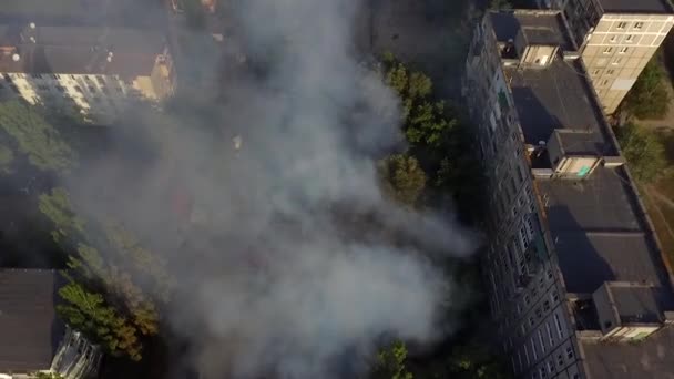 fuego edificio industrial y niebla humo bombero disparando desde una altura aérea vista panorámica superior vuelo aire
 - Imágenes, Vídeo