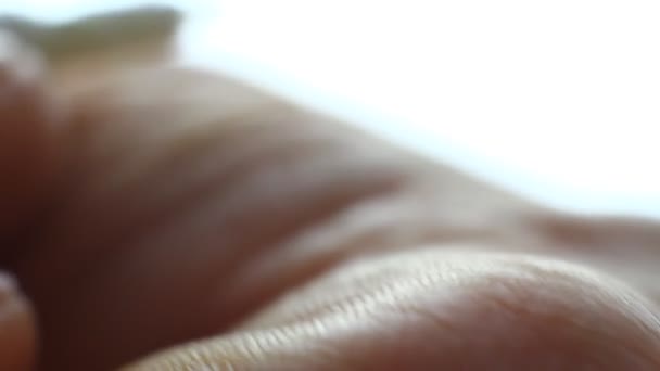 Die Anwendung von zu viel medizinischer Salbe auf eine Hand mit trockener Haut. Makroclip. Studio. Wenig wackeliger Clip. - Filmmaterial, Video