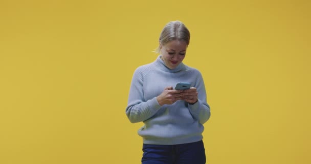Woman chatting on smartphone - Záběry, video