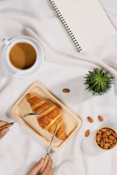 Homem de negócios de manhã - caderno, uma xícara de café e um croissant
  - Foto, Imagem