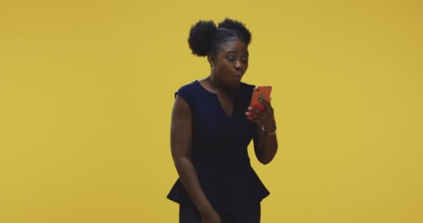 Woman succeeds with smartphone - Filmmaterial, Video