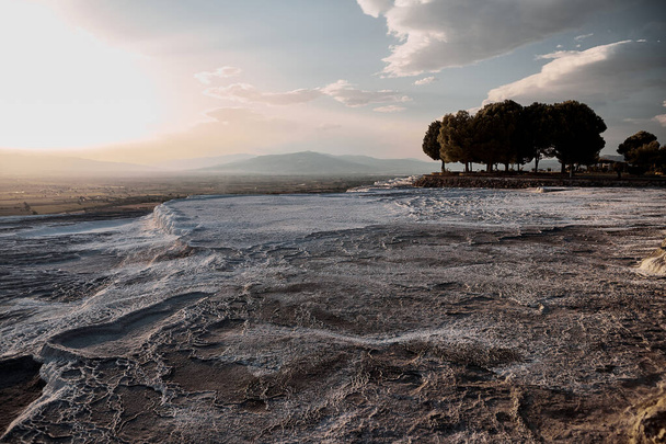 Uhličitan travertines přírodních koupalištích při západu slunce, Pamukkale - Fotografie, Obrázek