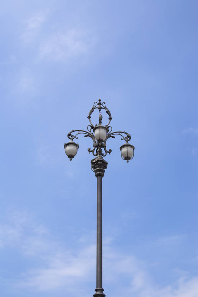 Vista al lampione decorativo di Trieste, Italia sotto il cielo blu
 - Foto, immagini