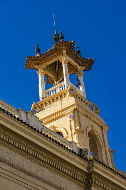 スペインのバルセロナのPalaus d'Alfons XIII de Victoria Eugeniaのタワーでご覧ください。1929年のバルセロナ国際博覧会のためにジョセフ・ピグ・イ・カダファルチによって建てられた。 - 写真・画像