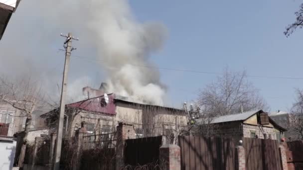 pożarowy budynek przemysłowy i mgła dymny strażak strzelanie z wysokości panoramiczny widok z góry latające powietrze - Materiał filmowy, wideo