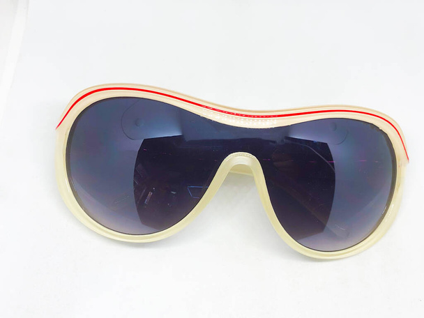 Assortimento di occhiali da sole, sfondo bianco
 - Foto, immagini