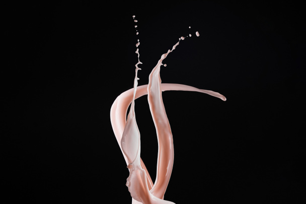 брызги свежего розового молока, выделенного на черный
 - Фото, изображение