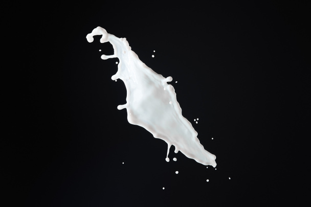 čerstvé bílé mléko stříkance izolované na černé - Fotografie, Obrázek