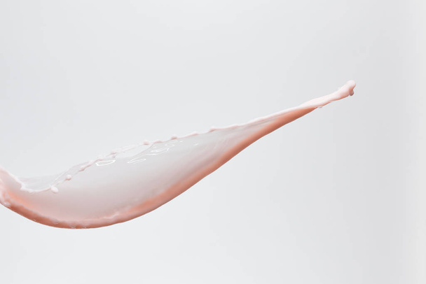 salpicadura de leche rosa fresca aislada en blanco
 - Foto, Imagen