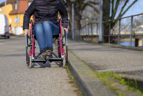 Tolószékben ülő fogyatékos nő lába - Fotó, kép