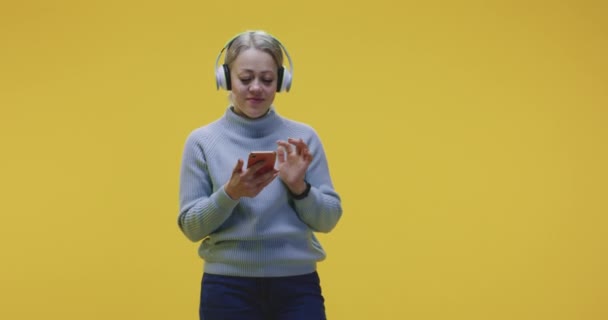 Woman dancing and listening music - Filmagem, Vídeo