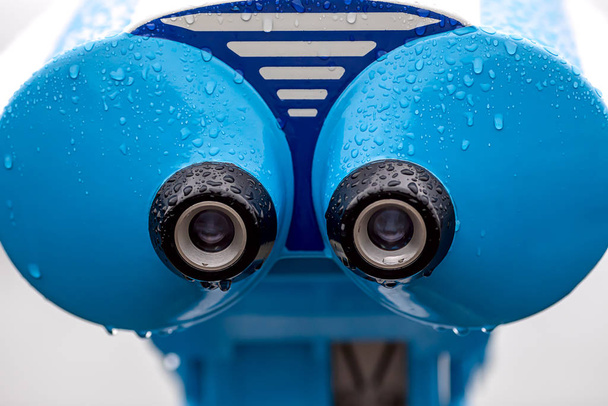 grande binocolo blu bagnato dalla pioggia - Foto, immagini