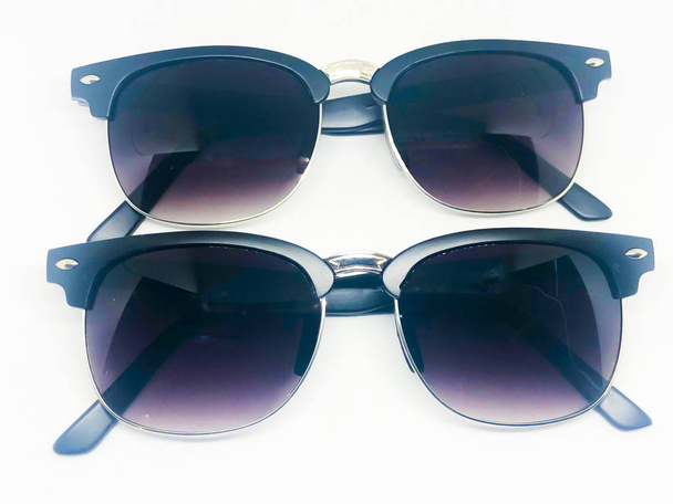 Assortiment de lunettes de soleil, fond blanc
 - Photo, image