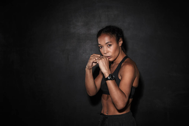 Confiant en forme jeune africaine fitness femme boxe
 - Photo, image