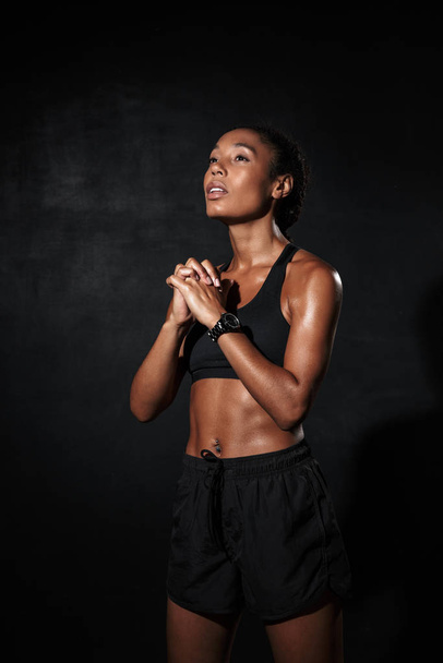 Attractive muscular young african sportswoman standing - Valokuva, kuva