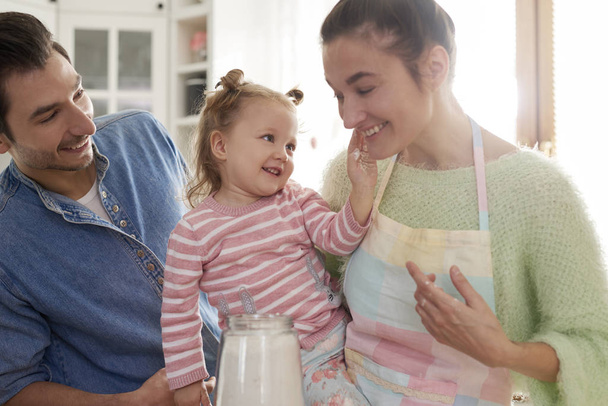 Família feliz passar tempo juntos na cozinha
  - Foto, Imagem