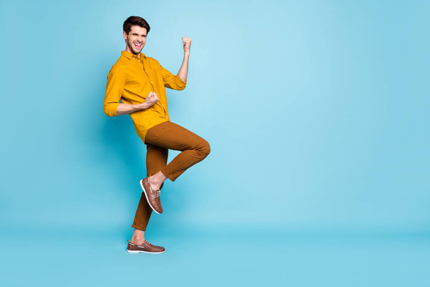 Full length body size photo of cheerful excited crazy rejoicing man in footwear sneakers screaming encouraged near empty space isolated over pastel color background - Zdjęcie, obraz