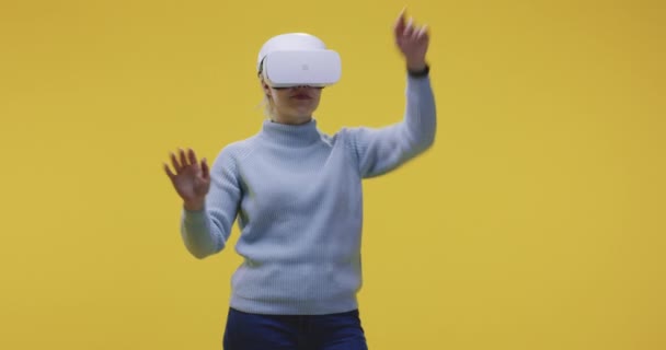 Woman wearing VR headset - Imágenes, Vídeo