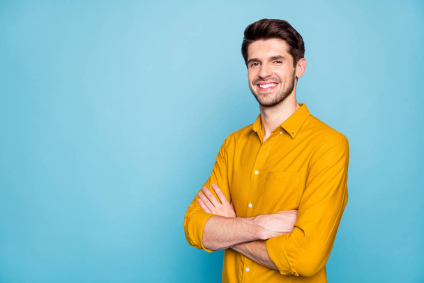 Profile side view portrait of his he nice attractive content cheerful cheery brown-haired guy folded arms isolated over bright vivid shine vibrant blue green turquoise color background - Fotoğraf, Görsel