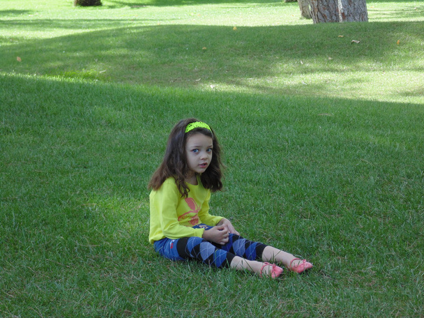 kis lány és a természet n11. - Fotó, kép