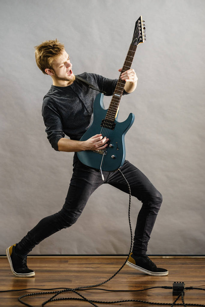 Young man playing electric guitar - Fotografie, Obrázek