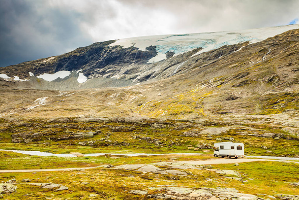 Camper car in norwegian mountains - Foto, imagen