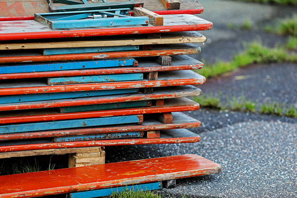 складные деревянные пивные столы красного и синего цвета после вечеринки - Фото, изображение