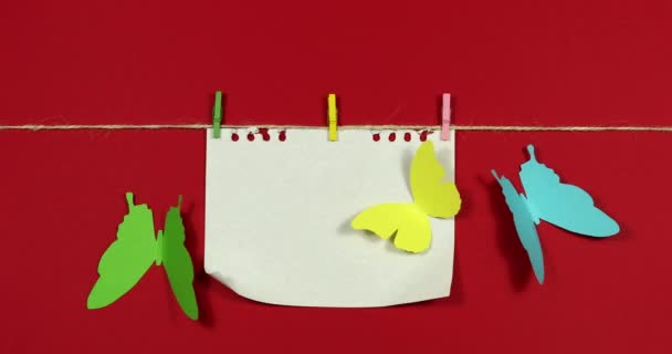 animierte Stop-Motion. ein Schmetterling fliegt aus einem sich entfaltenden weißen Blatt Papier. - Filmmaterial, Video