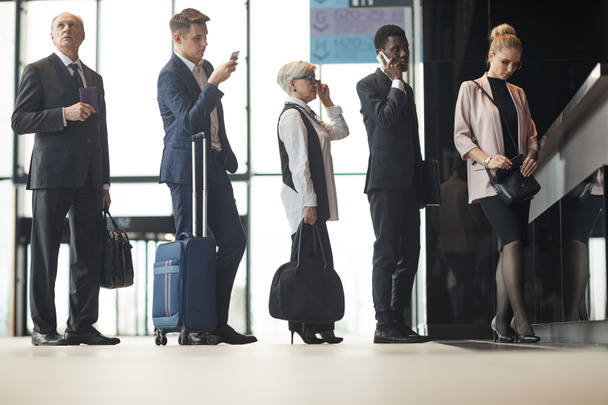 деловые люди в аэропорту - Фото, изображение