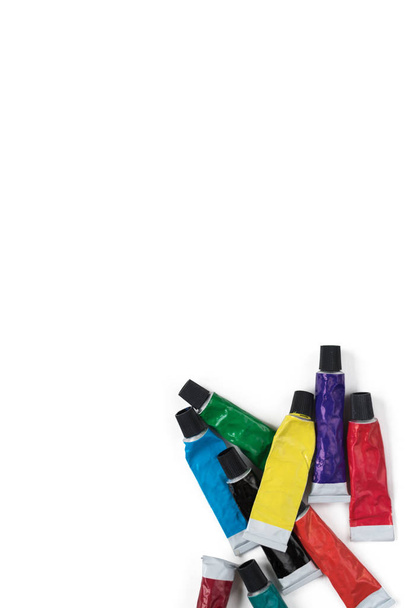 Tuben mit mehrfarbigen Acrylfarben isoliert auf weißem Hintergrund. Kreativität und Hobby-Konzept. Kopierraum - Foto, Bild