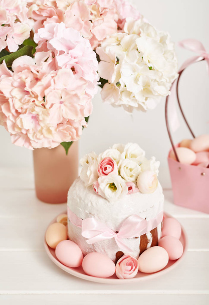 Πασχαλινό ορθόδοξο γλυκό ψωμί, κούλιτς και πολύχρωμα αυγά με λουλούδια. Διακοπές έννοια πρωινό με αντίγραφο χώρου. Ρετρό στυλ. Πρότυπο ευχετήριας κάρτας Πάσχα - Φωτογραφία, εικόνα