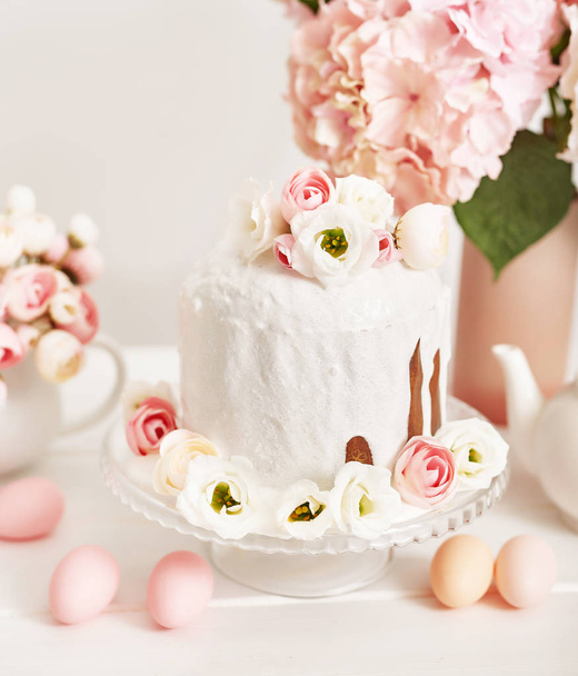 Πασχαλινό ορθόδοξο γλυκό ψωμί, κούλιτς και πολύχρωμα αυγά με λουλούδια. Διακοπές έννοια πρωινό με αντίγραφο χώρου. Ρετρό στυλ. Πρότυπο ευχετήριας κάρτας Πάσχα - Φωτογραφία, εικόνα