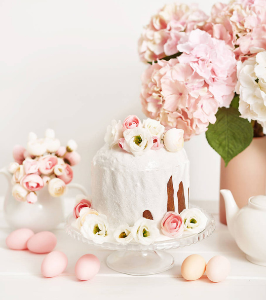 Easter orthodox sweet bread, kulich and colorful eggs with flowers. Holidays breakfast concept with copy space. Retro style. Easter greeting card template - Foto, imagen
