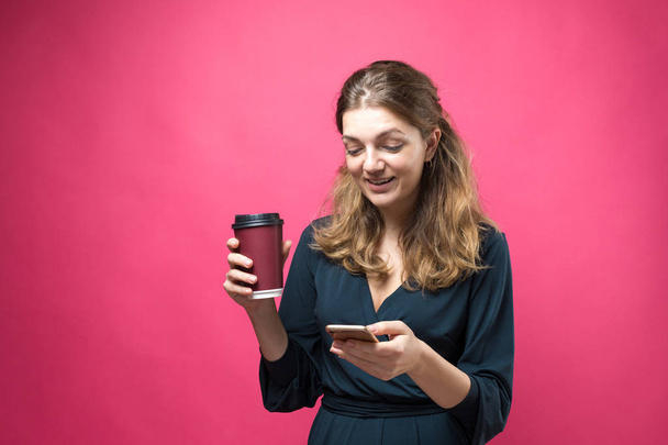 Glamor žena s nápojem kávy na růžovém pozadí. - Fotografie, Obrázek