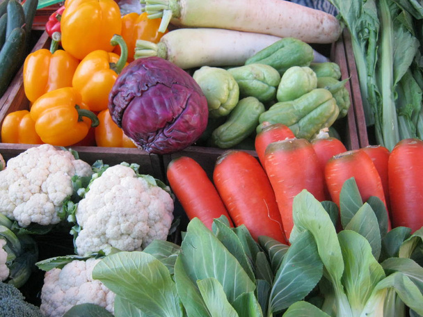 Πολλά φρέσκα λαχανικά από το αγρόκτημα πωλούνται στην αγορά πουλώντας φρέσκα λαχανικά. Phrae Ταϊλάνδη. - Φωτογραφία, εικόνα