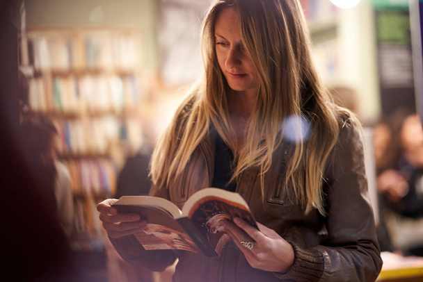Studentka čtení v knihovně - Fotografie, Obrázek