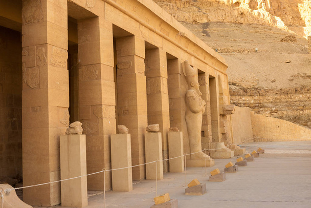 Świątynia Królowej Hatszepsut, Widok świątyni w skale w Egipcie - Zdjęcie, obraz