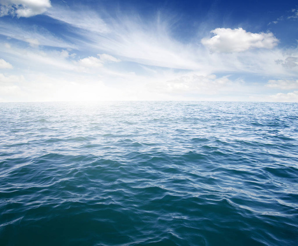 Mar azul y sol
 - Foto, Imagen