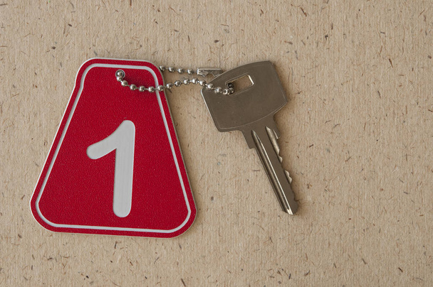Крупный план ключа от номера 1 с ключом на бумаге
 - Фото, изображение