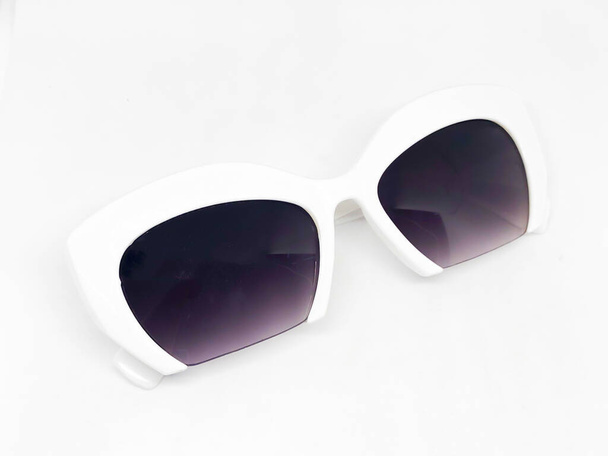 Ассортимент солнцезащитных очков, белый фон
 - Фото, изображение