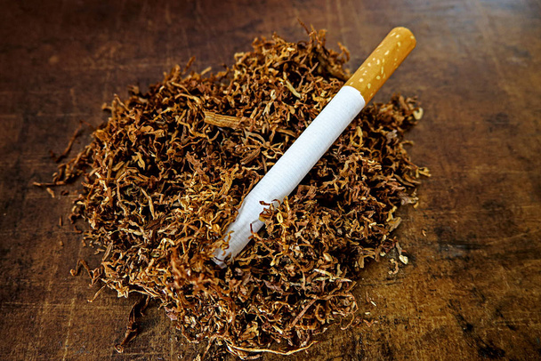 Tabaco e tubo de cigarro vazio para encher-se
 - Foto, Imagem