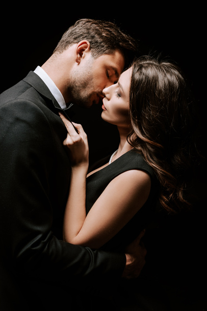 profil de attrayant femme baisers avec l'homme isolé sur noir
  - Photo, image