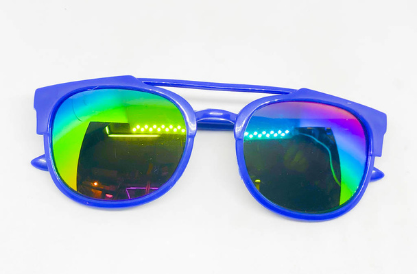 Ассортимент солнцезащитных очков, белый фон
 - Фото, изображение