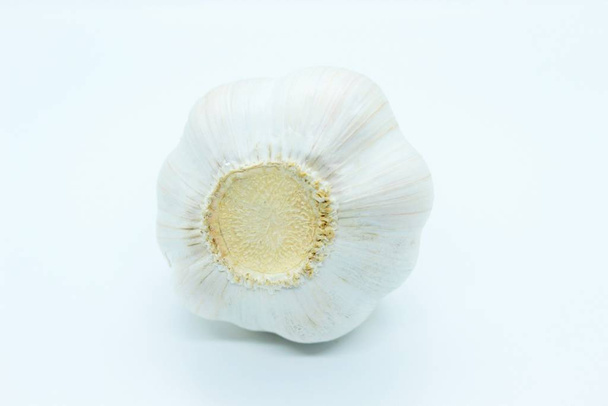 Head of garlic located on a white background - Zdjęcie, obraz