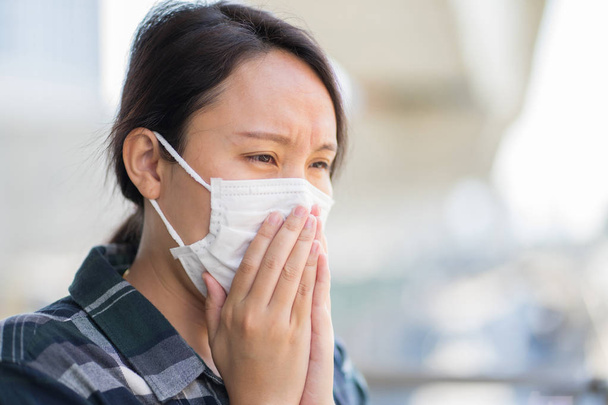Vrouw met gezichtsmasker beschermt filter tegen luchtverontreiniging (Pm - Foto, afbeelding
